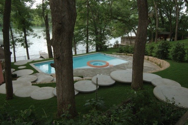 Záhrada s bazénovými nášľapnými kameňmi, položená cesta, položená krajina