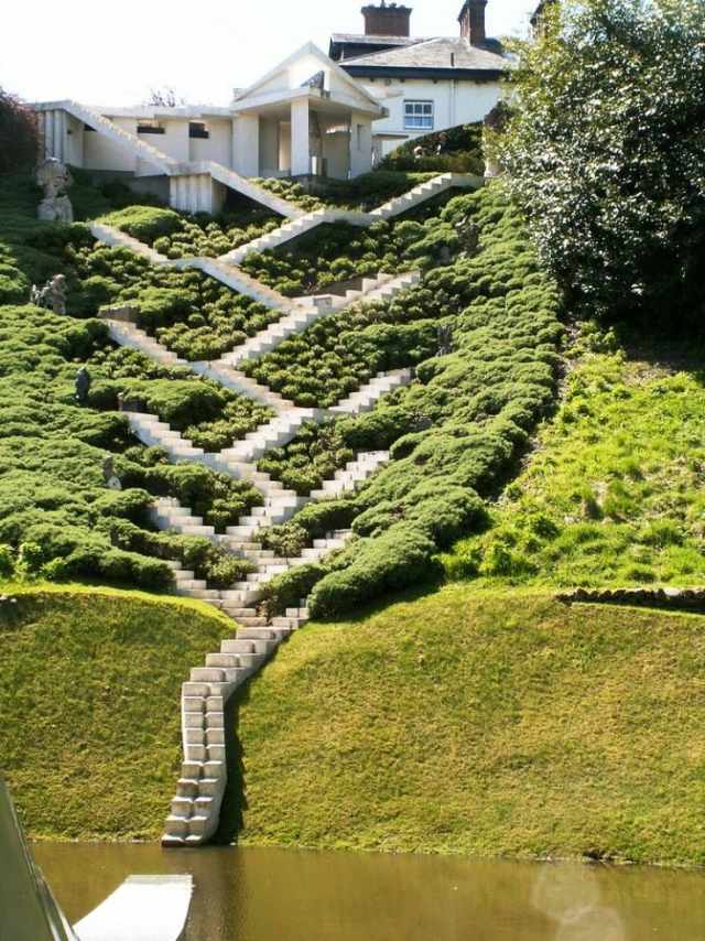 Krajina na svahu navrhnutá radovými schodmi