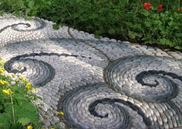 Steinweg navrhujú okruhliaky, ktoré navrhujú záhradu