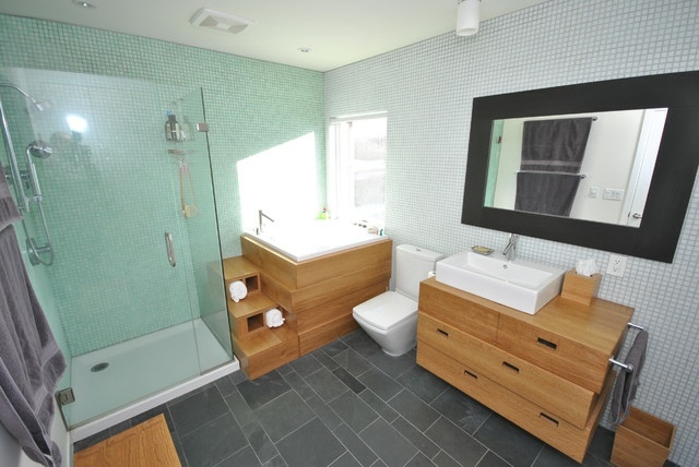 Drevená skrinka pod umývadlo sklenená stena Umývadlová sprchová kabína sklenená stena kamenná dlažba