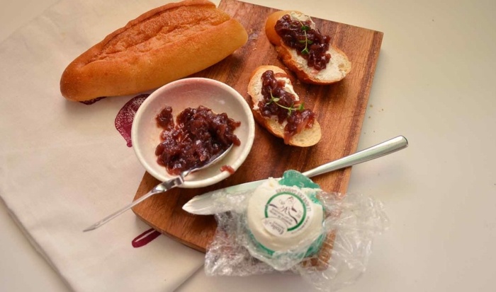 Cibuľa-džem-a-smotana-syr-crositni