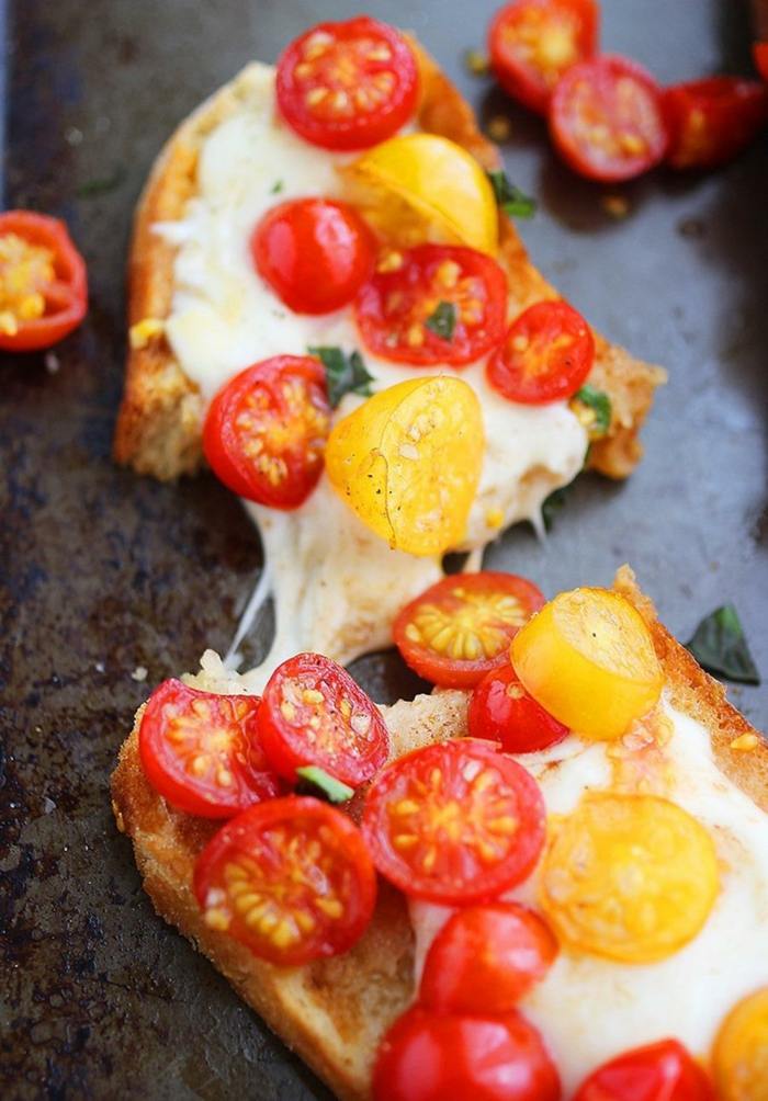 Zapekaný syr s bruschettou z cherry paradajok