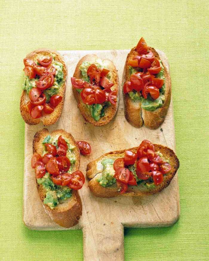 Paradajka a avokádová bruschetta