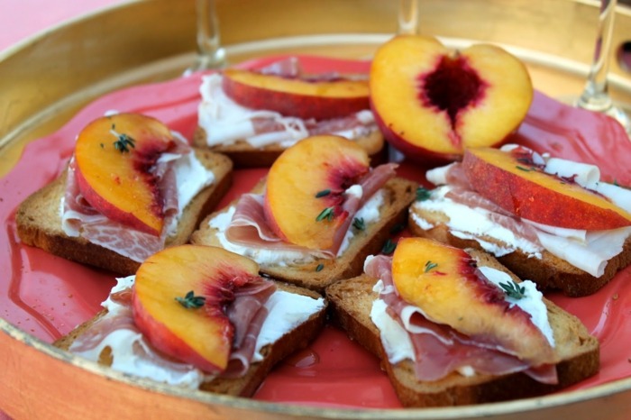 Crostini s marhuľou a šunkou