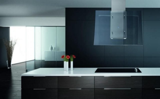 dizajnérsky ostrovný extraktor metafora oceľový sklenený kuchynský ostrov