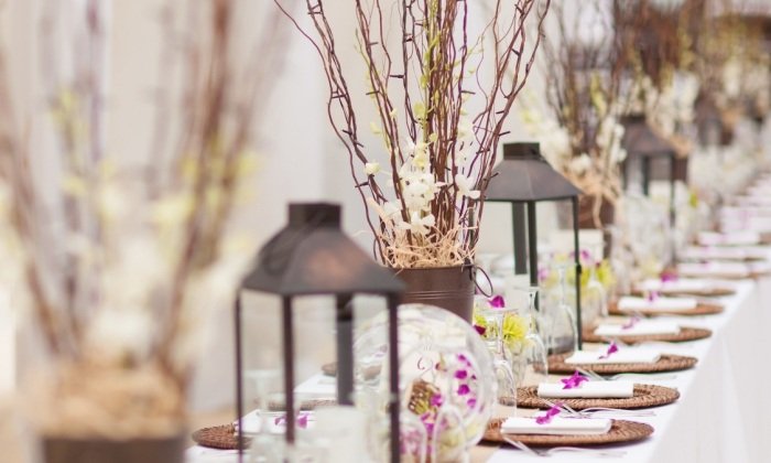 dekorácia na stôl-zima-svadba-metalické-lampáše-strieborné-príbory-ružové-kvety