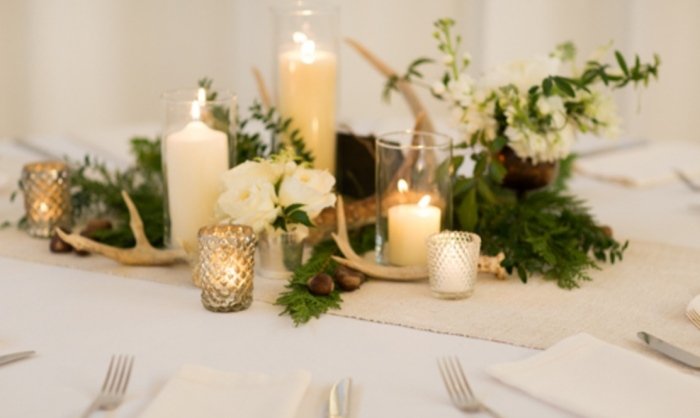 decentné-stolné-dekorácie-zimné-svadobné-biele-obrusy-zeleň-stĺpové sviečky