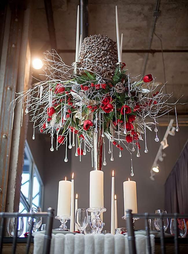 svadba-v zime-nápady-dekorácie-lustre-krištáľ-šperky-stĺpové sviečky-voňavé