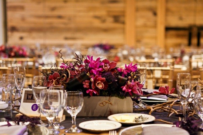 svadobná-rustikálna-v-zime-oslava-purpurová-kytica-kvetinová aranžmán-výzdoba stola