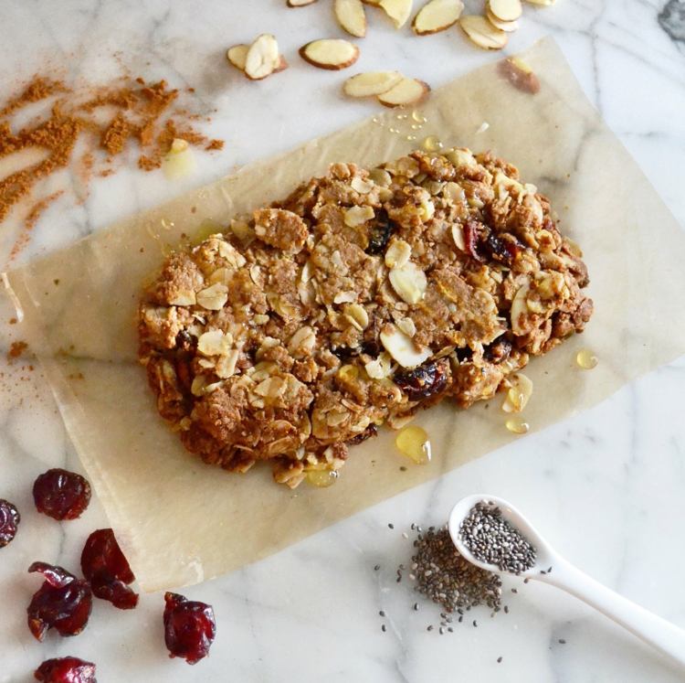 fitness-recepty-granola-tyčinky-urob si sám-občerstvenie-chia-med-brusnicový-mandle