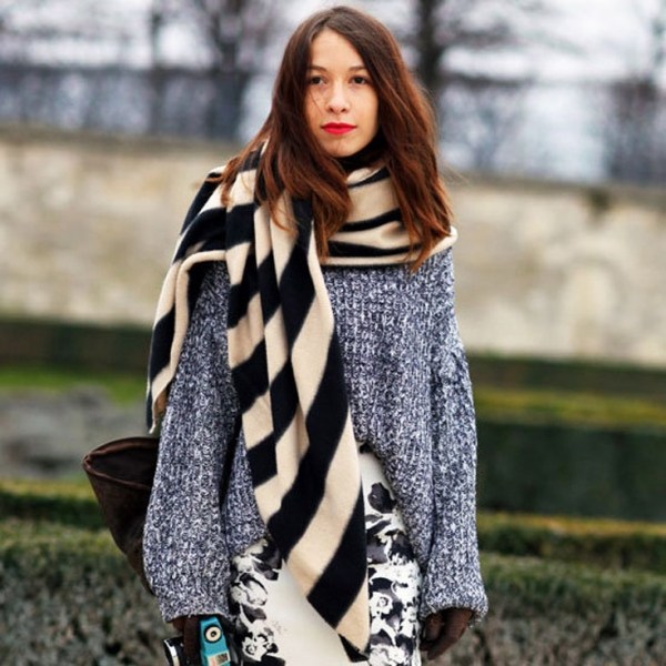 zimný look s ležérnou šatkou, ktorá padá cez hrudník zimný-ležérny-vzhľad-šál-padá-v-plnej-šírke-v-prednej časti-hrudníka