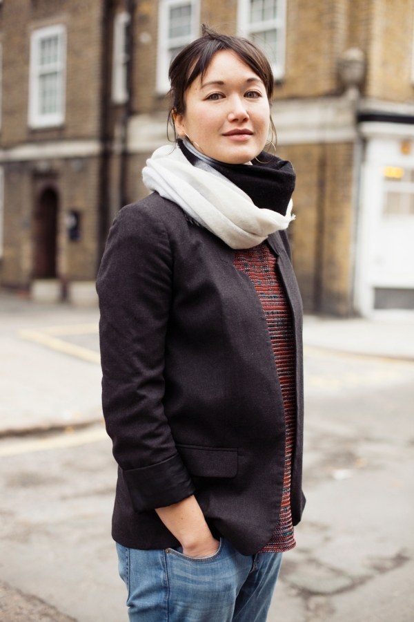 Šál skrútený okolo krku, dvojfarebný čiernobiely Styling-nápady-šatka-zábal-okolo-krku-čierna-biela-pouličný vzhľad