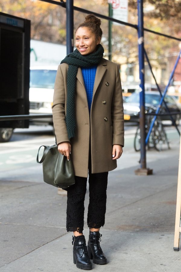 klasická technika viazania, prehodenie cez šál padá cez rameno klasická viazacia technika-hod-cez-šál-padá-pred-prsia