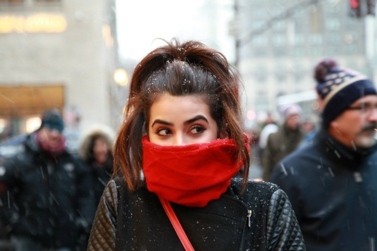 šatka sa stáva prízvukom v oblečení a je vždy praktická módne-nápady-šatka-kravata-červená-taška-cez rameno-bunda-koža-látka-čierna