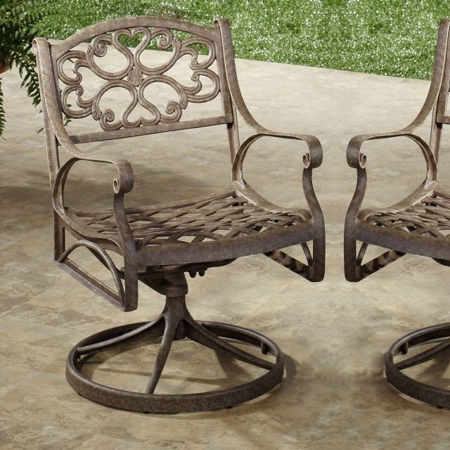 Terasy na elegantné kované železné kreslá vonku