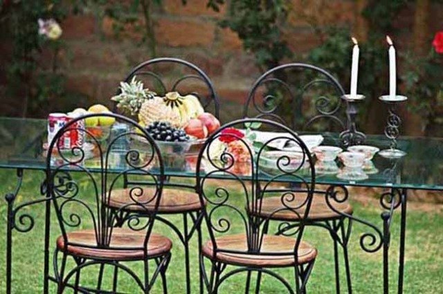 Drevený jedálenský set z tepaného železa a záhradného nábytku