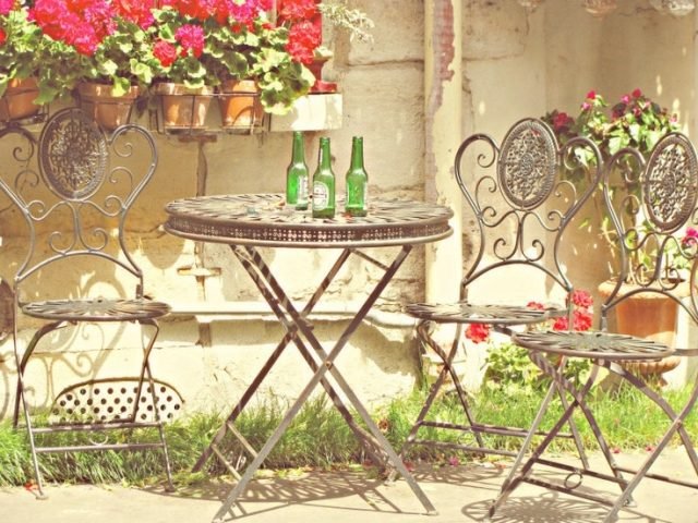 Kované stoličky-stolové záhradné kvety nápady na sedenie