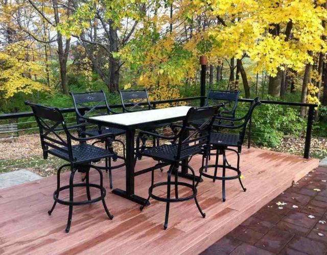 Terasa z tepaného železa je usporiadaná vo vonkajšej časti