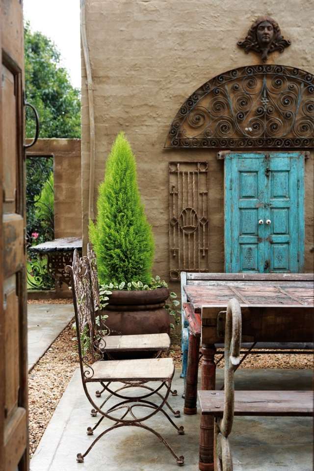 Rastliny kovaného záhradného nábytku zriadili vonkajšiu terasu