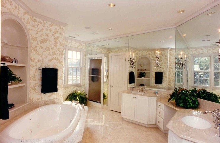 Skvelé nápady sú tapety do kúpeľne, ktoré vytvoria elegantné prostredie tapeta kúpeľňa nápad elegantný vysoký lesk dlaždice zrkadlová kúpeľňová skrinka