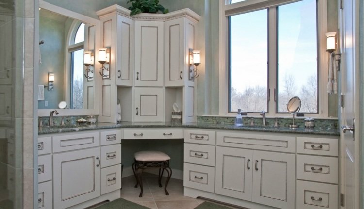 Vybavenie kúpeľne v podobe veľkej vstavanej skrine s toaletným stolíkom vintage luxusné kúpeľňové skrinky biele toaletné stolíky osvetlenie okien