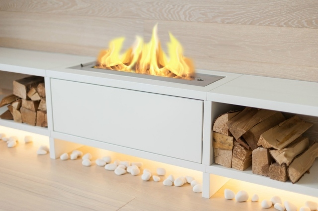 nápady na bývanie v bielej obývačke-kredenc-etanolový-krb-otvorený-plameň-biely-dekoratívne-kamene