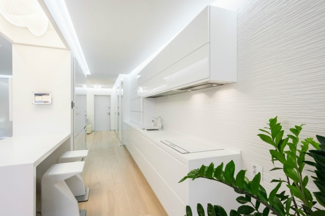 obývacie nápady-biela-kuchyňa-jedáleň-pult-led-stropné osvetlenie