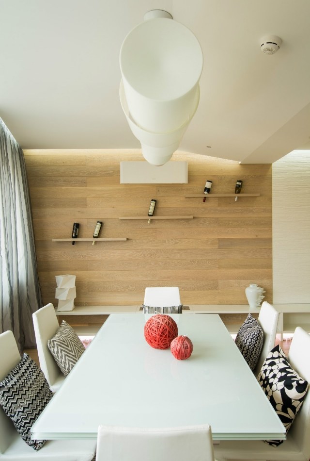 nápady na bývanie-biela-jedáleň-nábytok-drevený obklad-stojany na víno