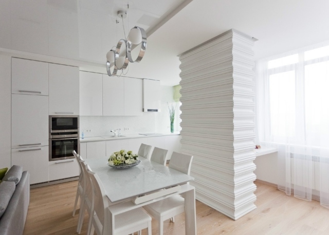 obývačka-nápady-biela-vstavaná-kuchyňa-jedálenský-priestor-matná predná časť skrinky