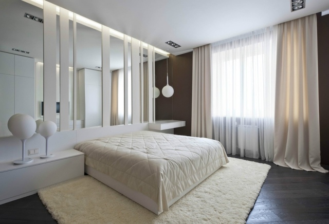 životné nápady v bielej-spálni-zrkadlo-pruhy-dekorácia na stenu-tmavá-drevená podlaha