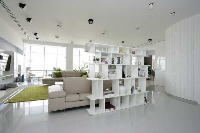 otvorená obývačka-delič-biela-liata-podlaha-bez spojov