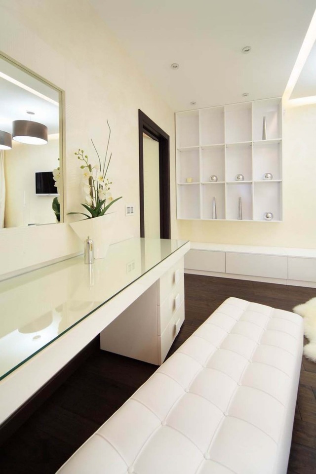 nápady na bývanie-biely-nábytok-kašmír-stena-farba-tmavá-drevená podlaha