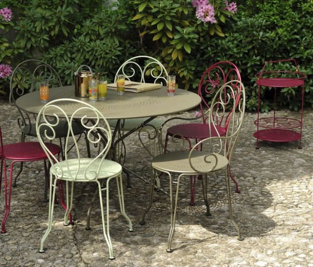 vintage záhradný nábytok kovové ozdoby fermob Montmartre ošarpaný šik záhradný nábytok kovové rámy ozdoby fermob Montmartre