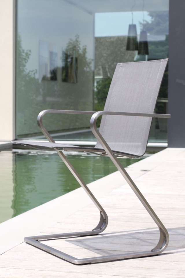 Záhradná stolička z nehrdzavejúcej ocele s moderným dizajnom-Z Tom-De-Vrieze Záhradná stolička nápady na kovový rám v modernom dizajne-Z Tom-De-Vrieze