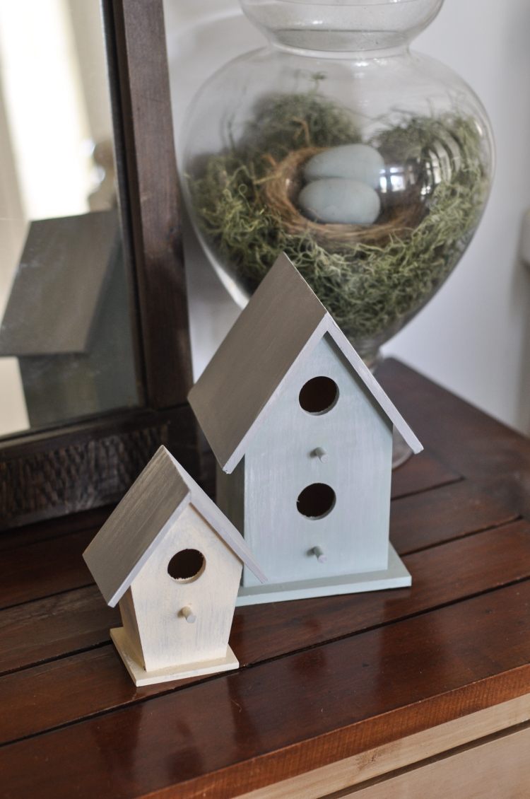 veľkonočné dekorácie-veranda-vonkajšie-vtáčia búdka-váza-sklenené vajíčka