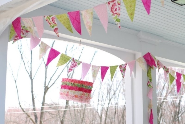 Večierok s ozdobou girlandy na terase-verande, veľkonočné drotárstvo