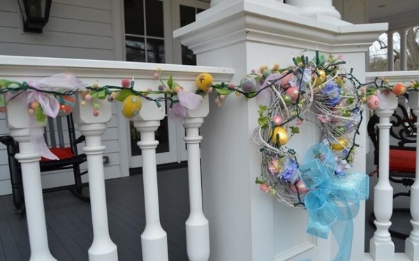 Veľkonočná dekorácia nápady na farebné girlandy-rozprávkové svetlá Veranda na veľkonočný veniec