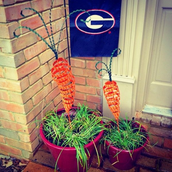 Veľkonočné dekorácie do vonkajších kvetináčov - domáca mrkva