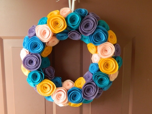 Plstený kvetinový veniec na nápady na zdobenie