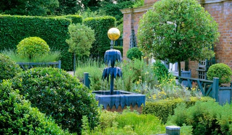 záhradná fontána-nápady-vidiecka-záhradná-krík-strom-dom-tehla