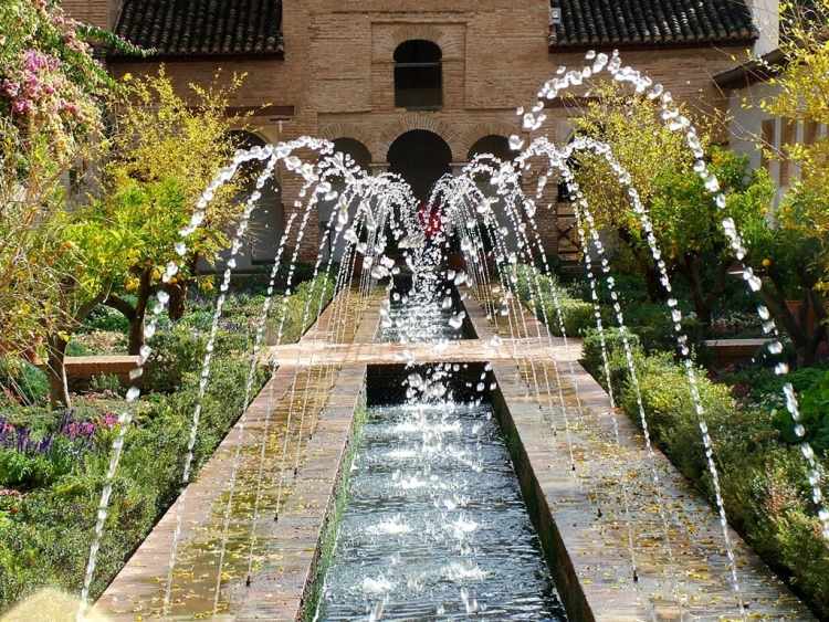 záhradná fontána-nápady-symetrická-vidiecka-záhradná-stredomorská-dom-stromy