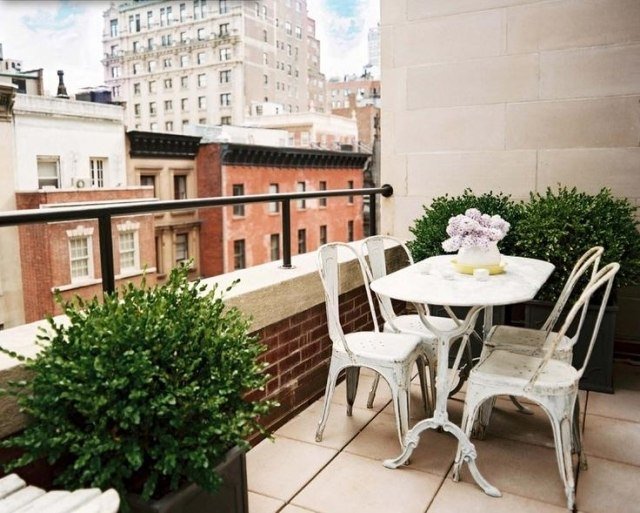 Balkónové záhradné kvetináče, biele stoličky, sedenie, skupina