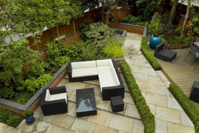 Ratanový set z tehlovej steny s návrhom mestskej záhrady