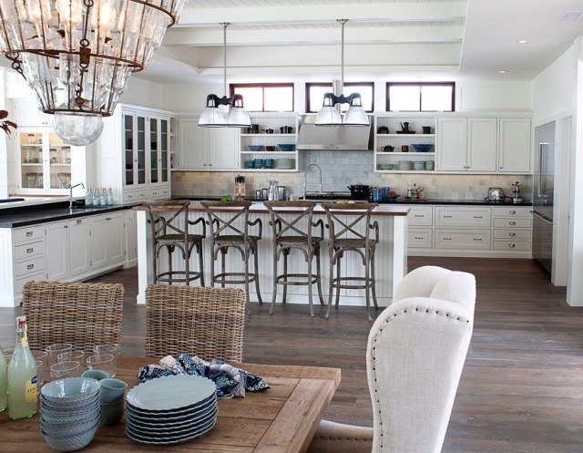 slnkom osvetlené-kuchynské-pletené-stoličky-kov-lesk-stredozemné-príslušenstvo