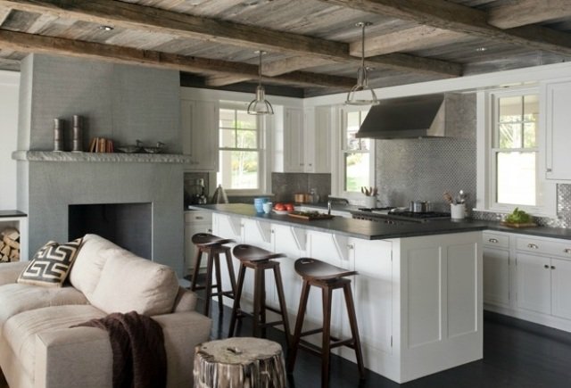 moderná kuchyňa-biely-ostrov-barové stoličky-nápady na nábytok z masívu