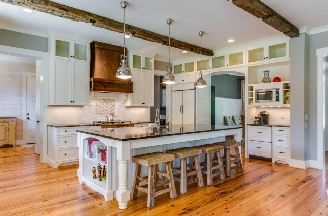 Nápady na dizajn-kuchyňa-rustikálne-prvky-trámový strop z dreva