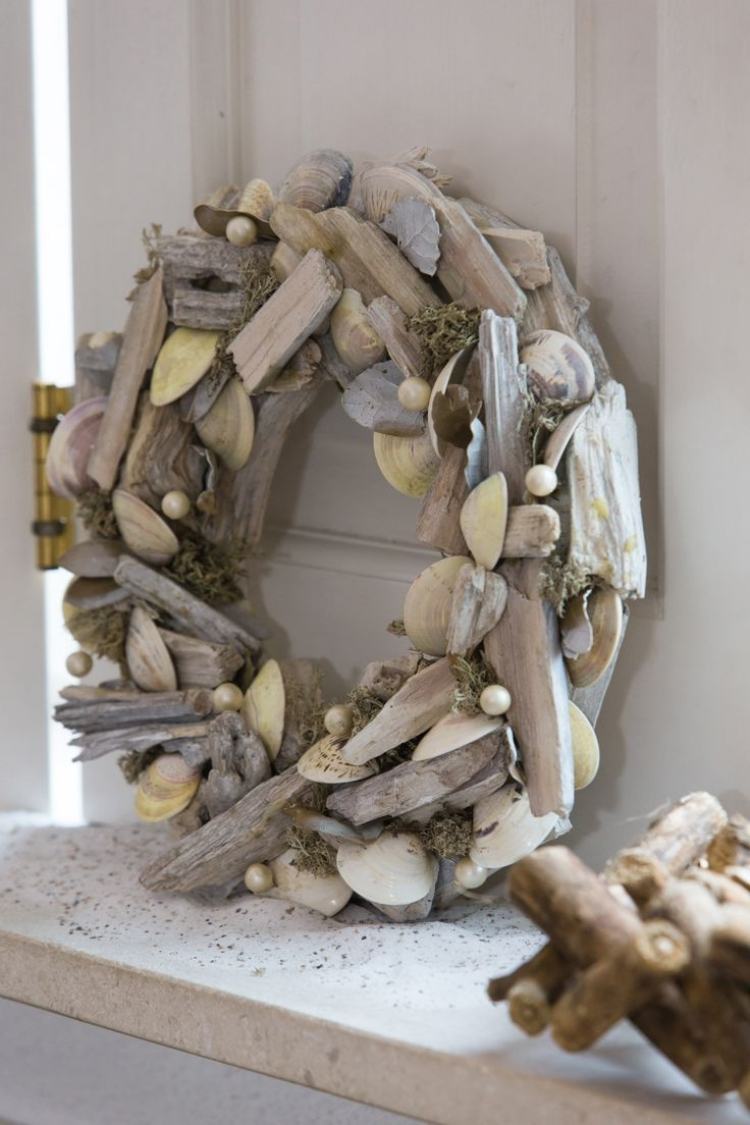 nápady na námornú výzdobu veniec-naplavené drevo-škrupiny-mach