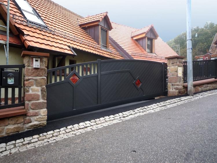 moderné záhradné brány -kov-nepriehľadné-červené-sklenené detaily