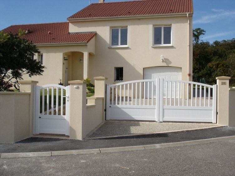 moderné-záhradné-brány-hliníkovo-biele-mrežové-brány