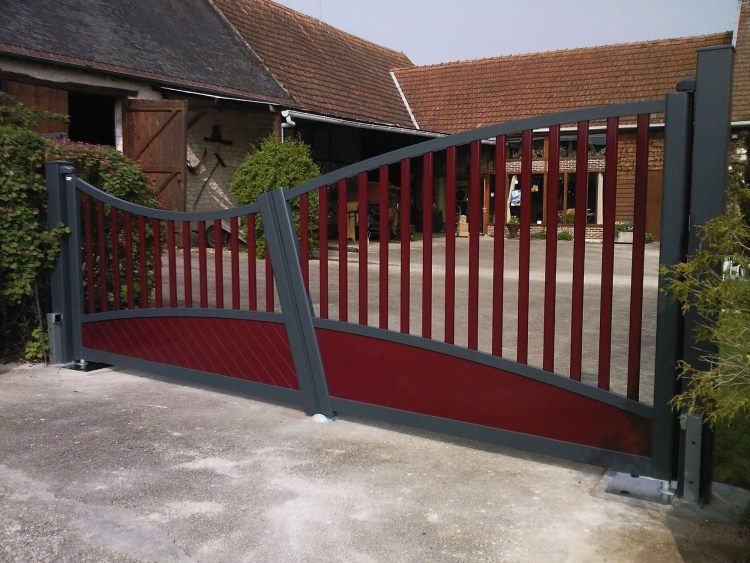 moderné-záhradné-brány-kov-hliník-červeno-sivé-elektrický pohon